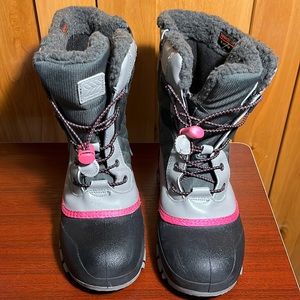 Very warm girls snow boots. Size 3. Like brand new. Worn 1 or 2 times.